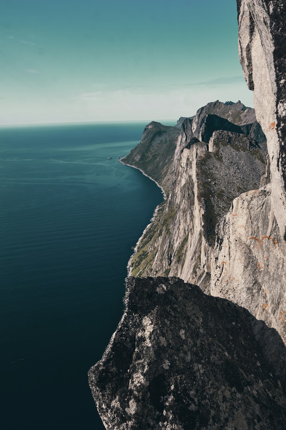 Fotografía aérea de la isla en el mar