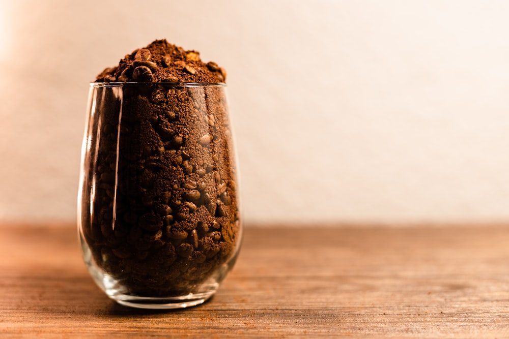 bicchiere di caffè in grani e polvere