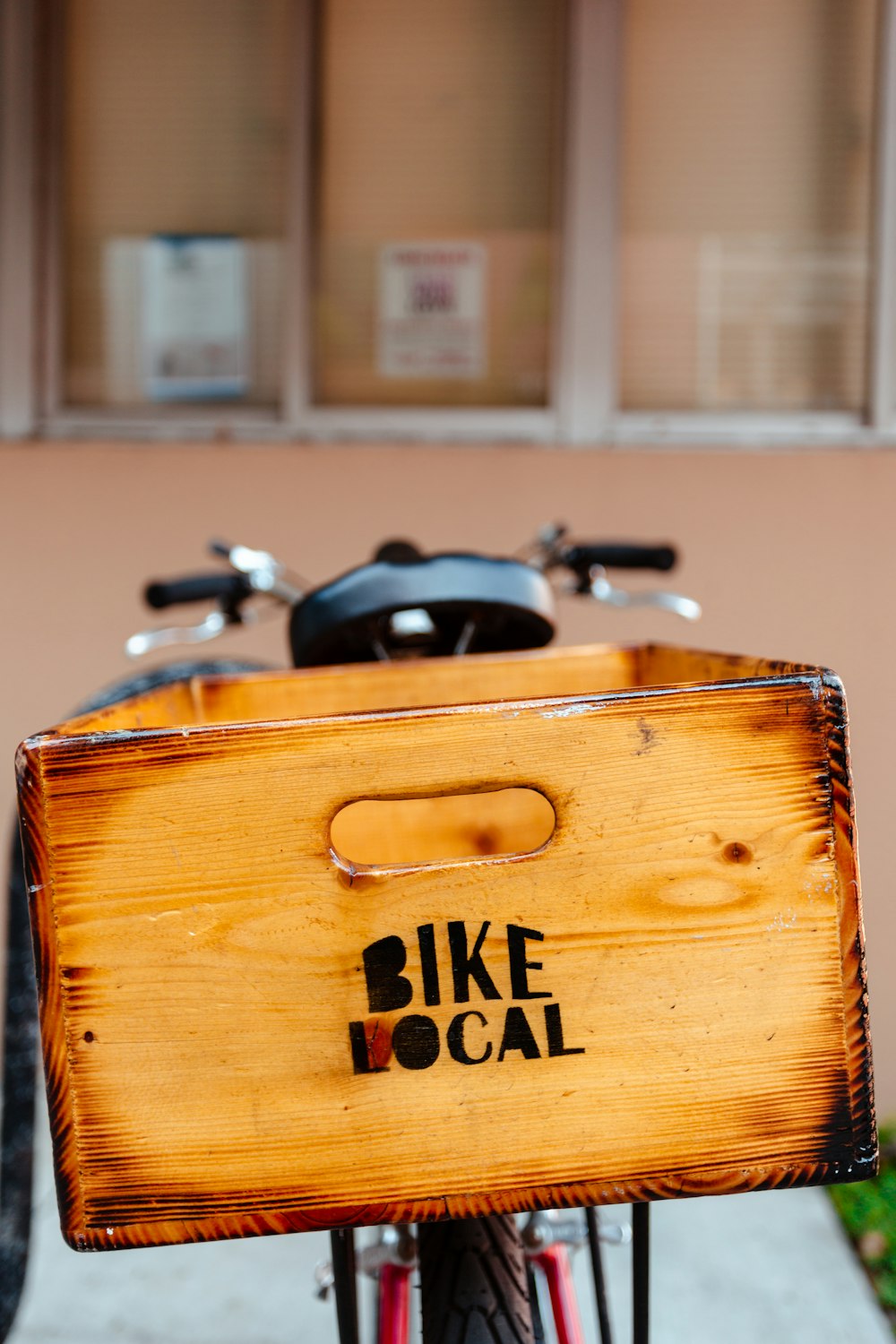 photographie de mise au point sélective de la boîte locale de vélo en bois brun sur le vélo