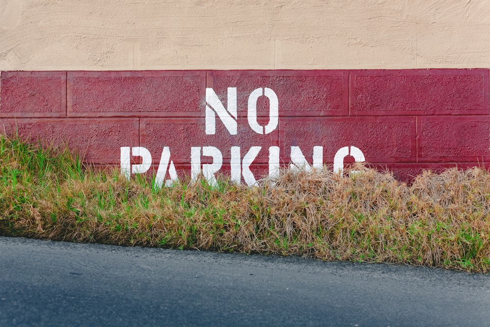 赤 駐車禁止の看板