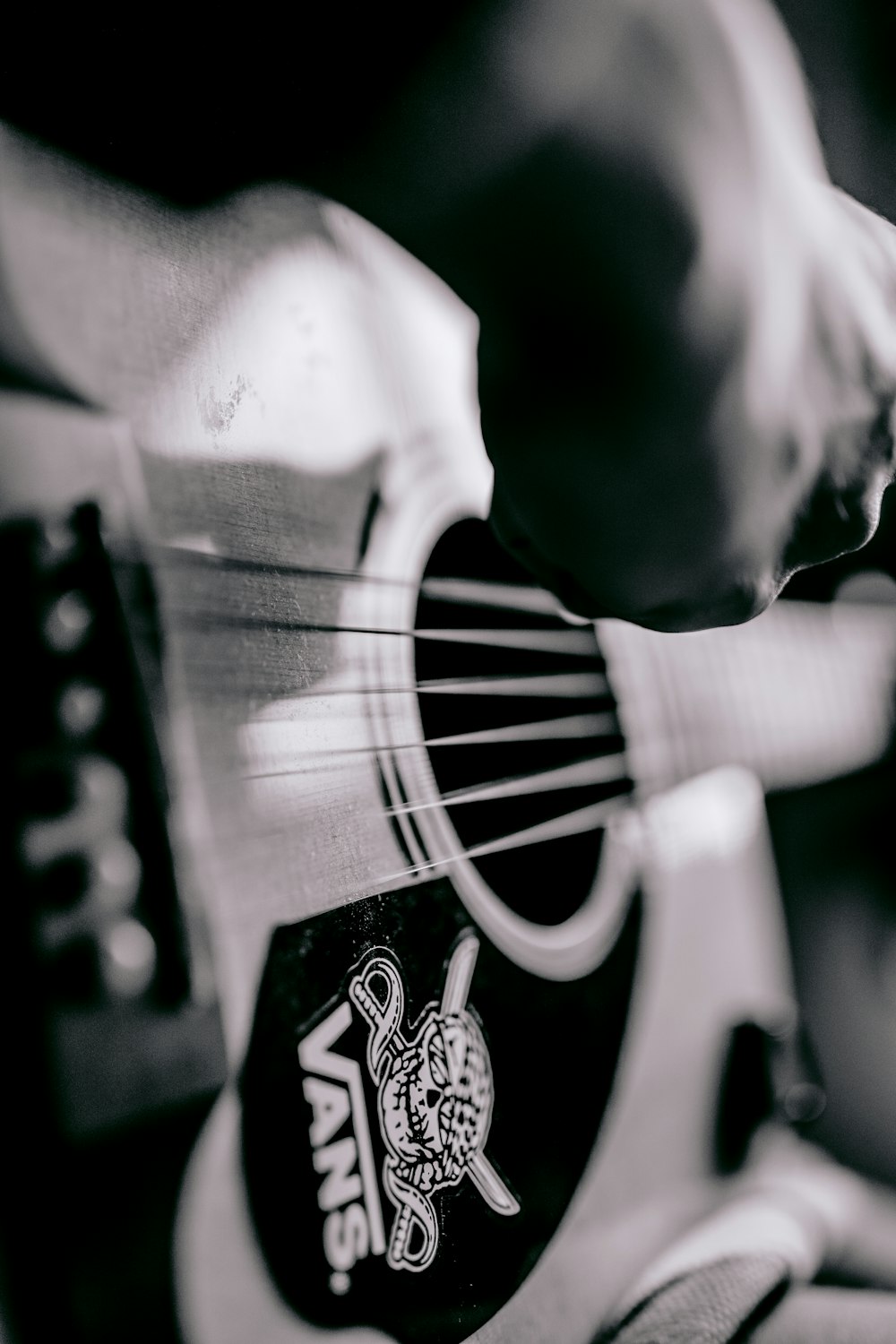 Raramente Pórtico Seminario Foto Hombre tocando guitarra acústica en fotografía en escala de grises –  Imagen Gris gratis en Unsplash