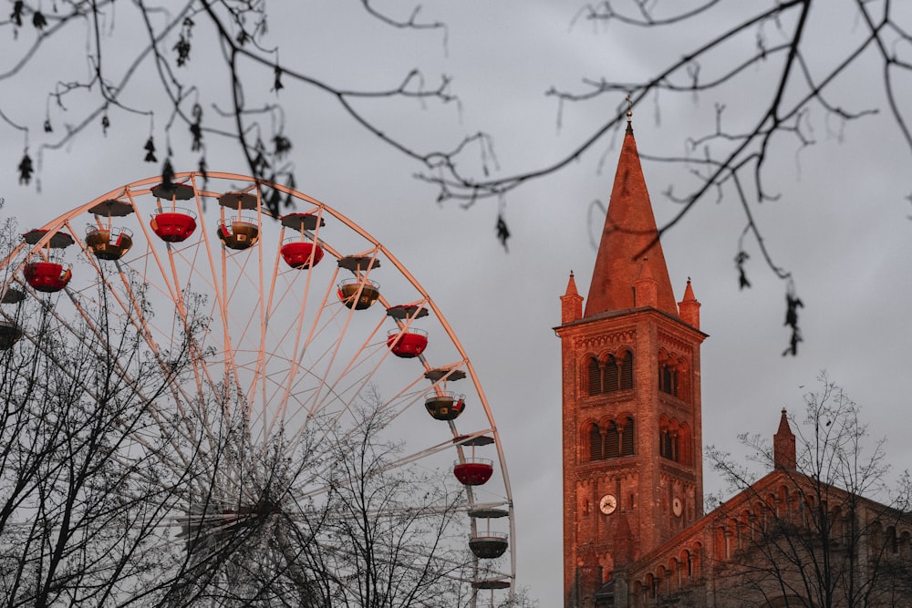 braunes Betongebäude in der Nähe des Riesenrads tagsüber