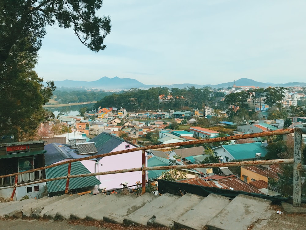 escadas de concreto na colina