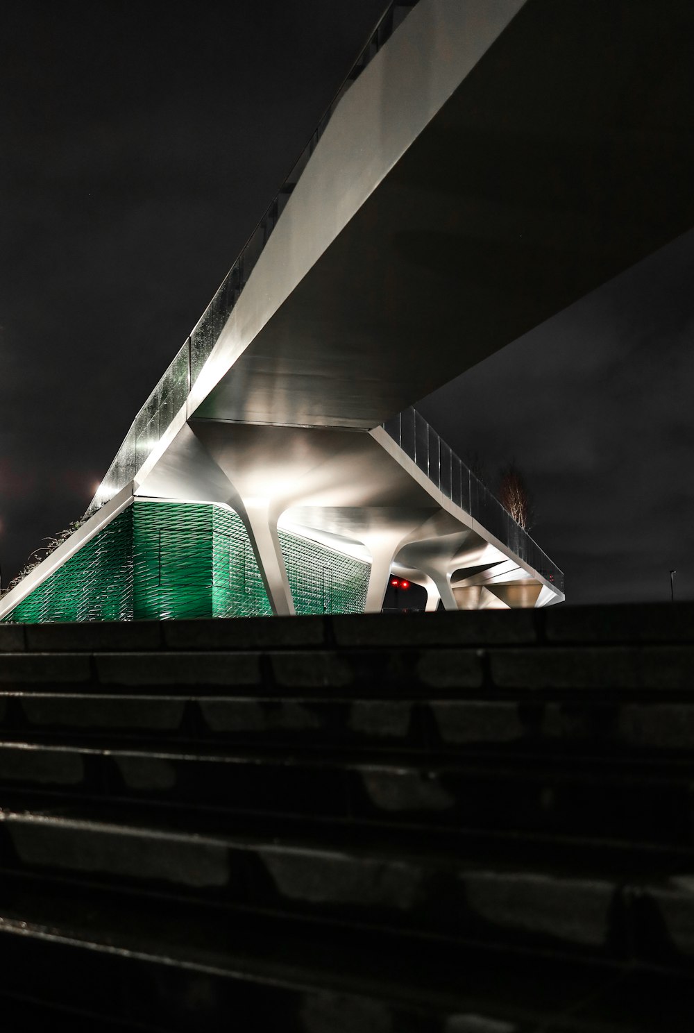 Escalier en béton la nuit