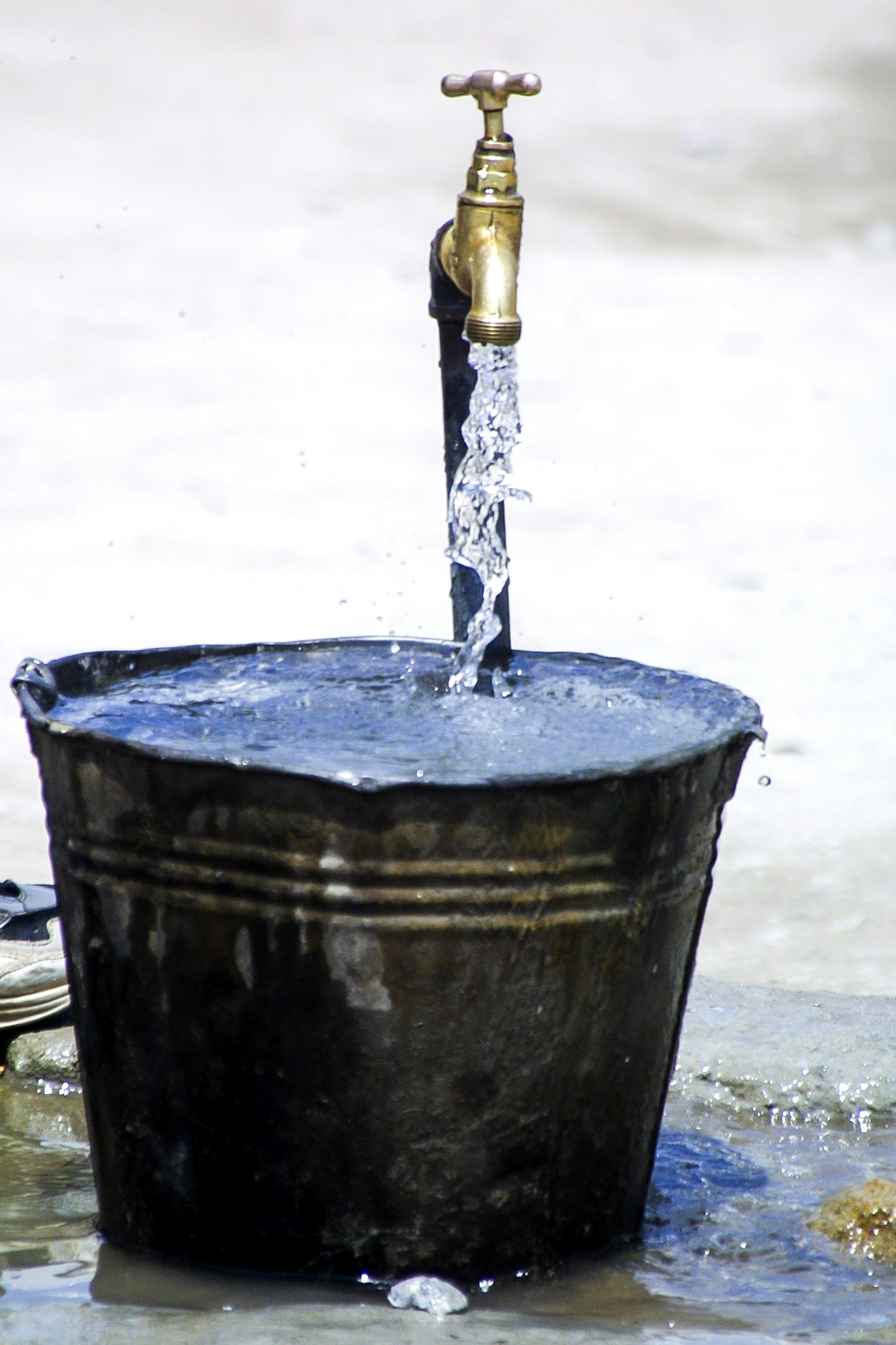 gray computer monitor