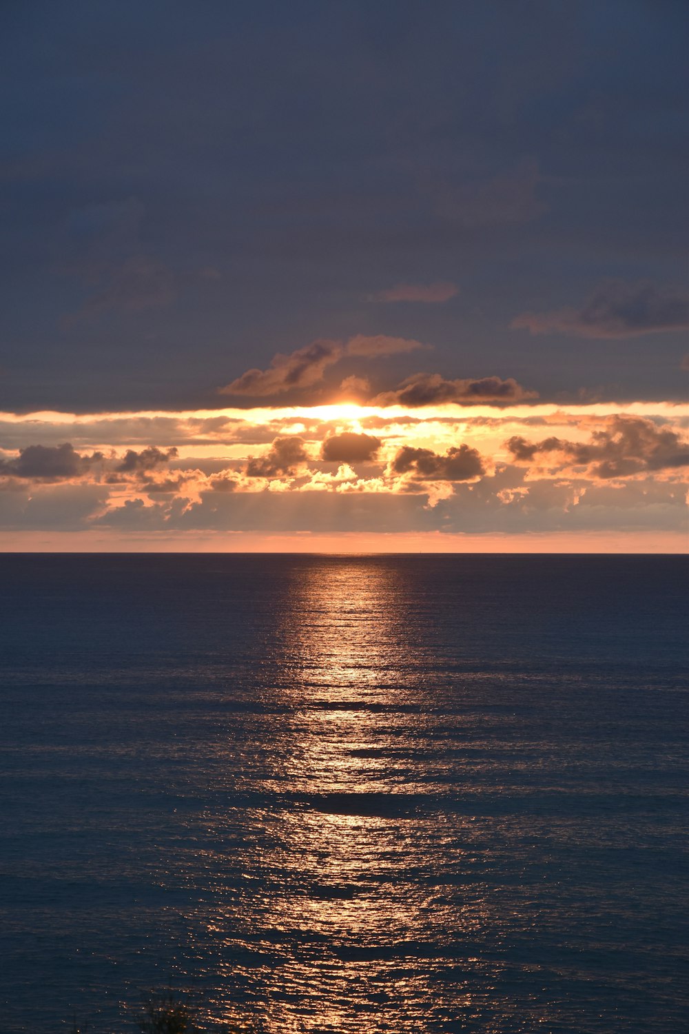 Gewässer unter blauem Himmel