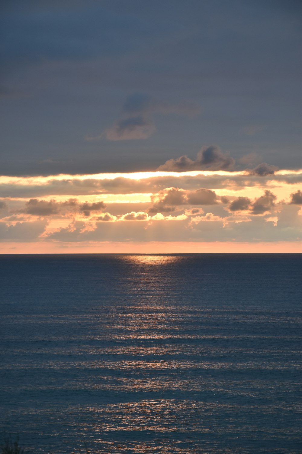 Fotografía de la orilla del mar durante la puesta de sol