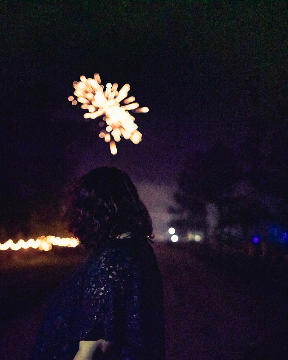 Frau beobachtet Feuerwerk
