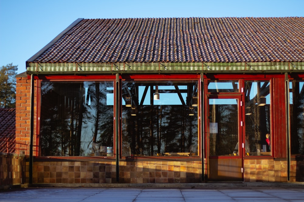 bâtiment en béton rouge et brun pendant la journée