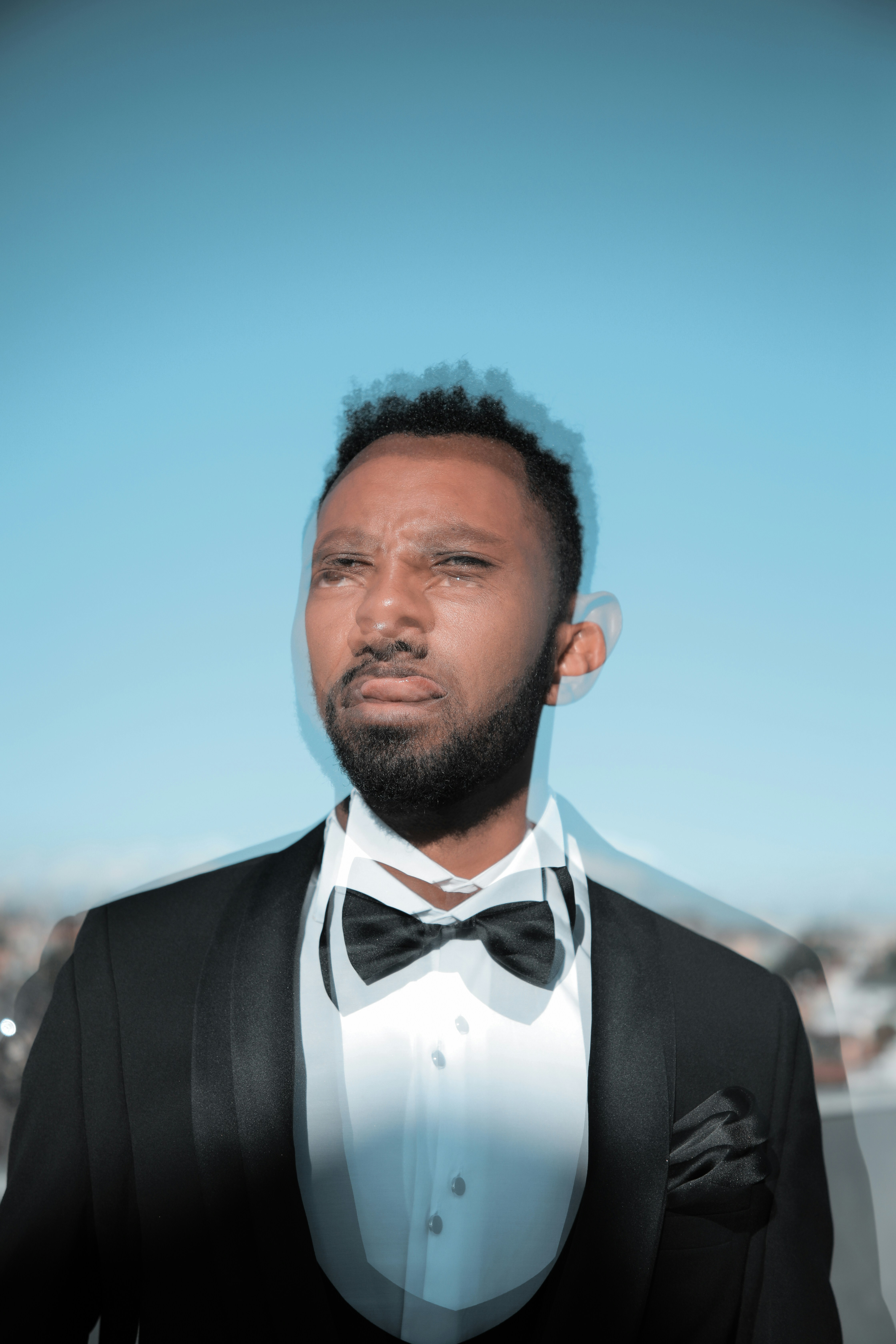 黒と白のタキシードを着た男性の写真 Unsplashで見つける青いの無料写真