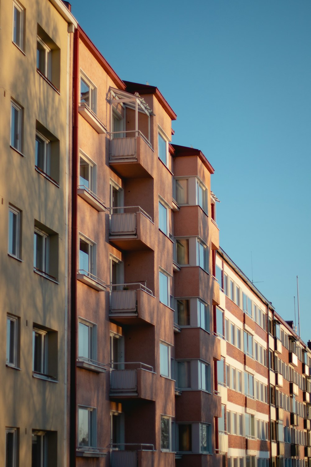 edifici in cemento marrone durante il giorno