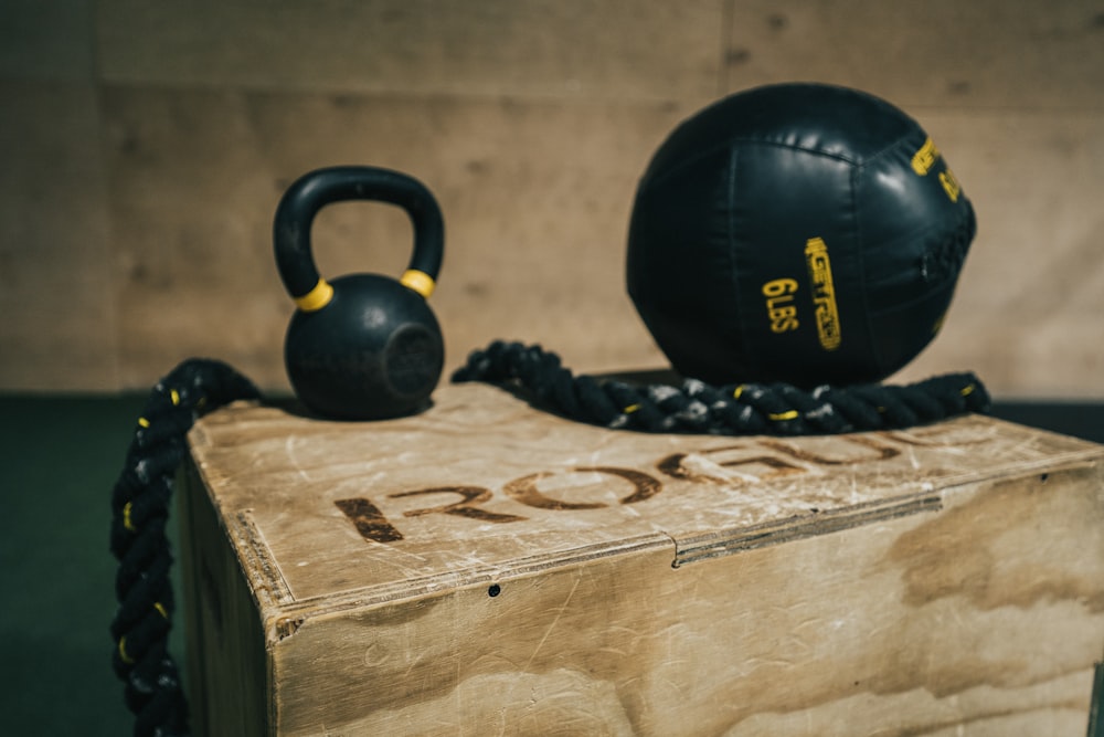 Kettlebell aus schwarzem Metall und schwere Tasche