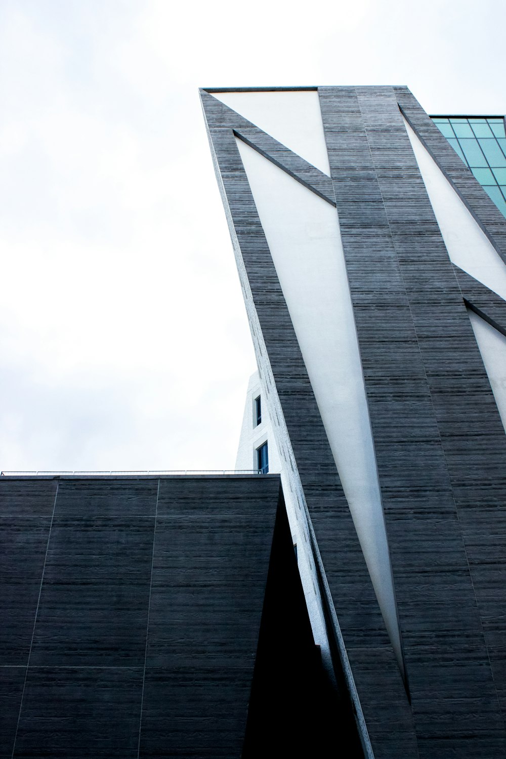 灰色の建物のローアングル建築写真