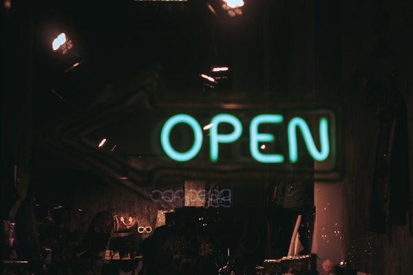 OpenAI ve Jony Ive Anlaşması: Tanıtım Materyalleri Neden Çekildi?