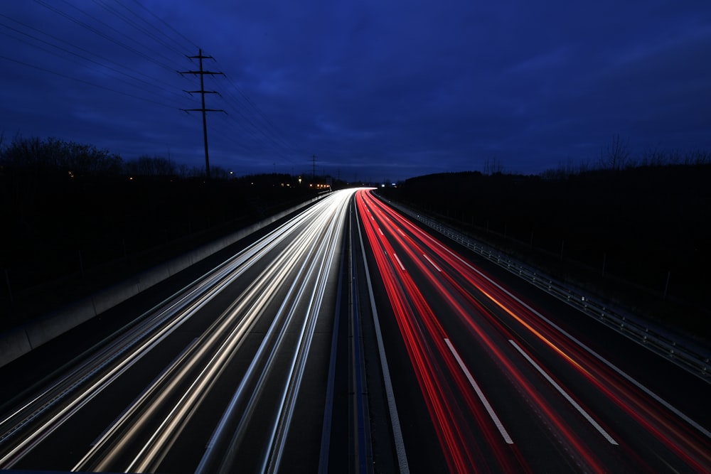 Photographie en accéléré de véhicules circulant sur route