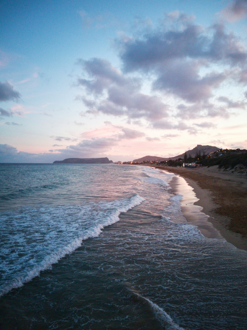 ein Strand mit Wellen, die ans Ufer kommen