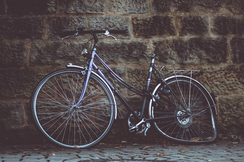 vélo à enjambement avec pneu déformé placé contre le mur