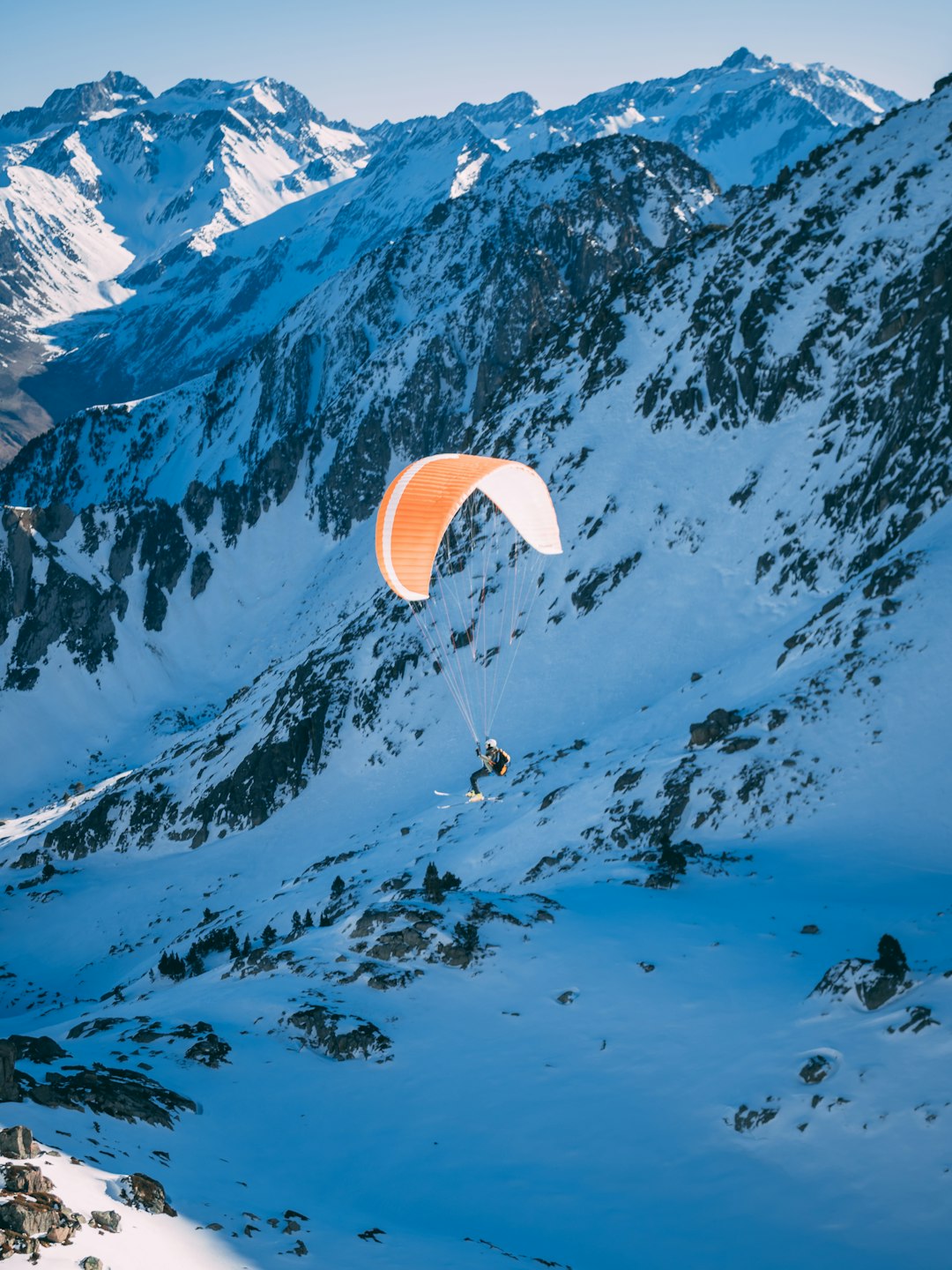 photo of Luz-Saint-Sauveur Paragliding near Lac de Gaube