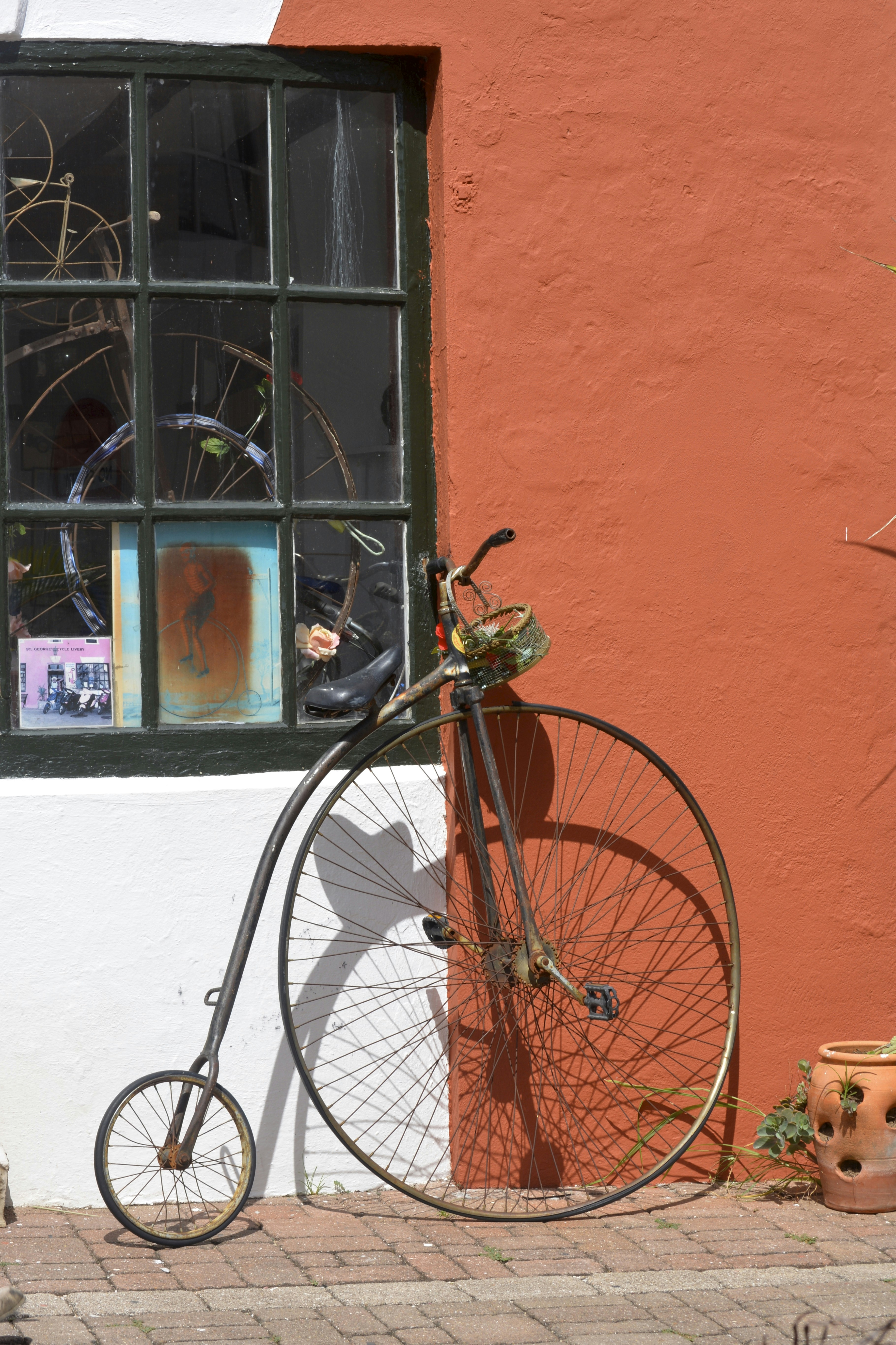 壁に寄りかかっている黒いペニーファージングバイク