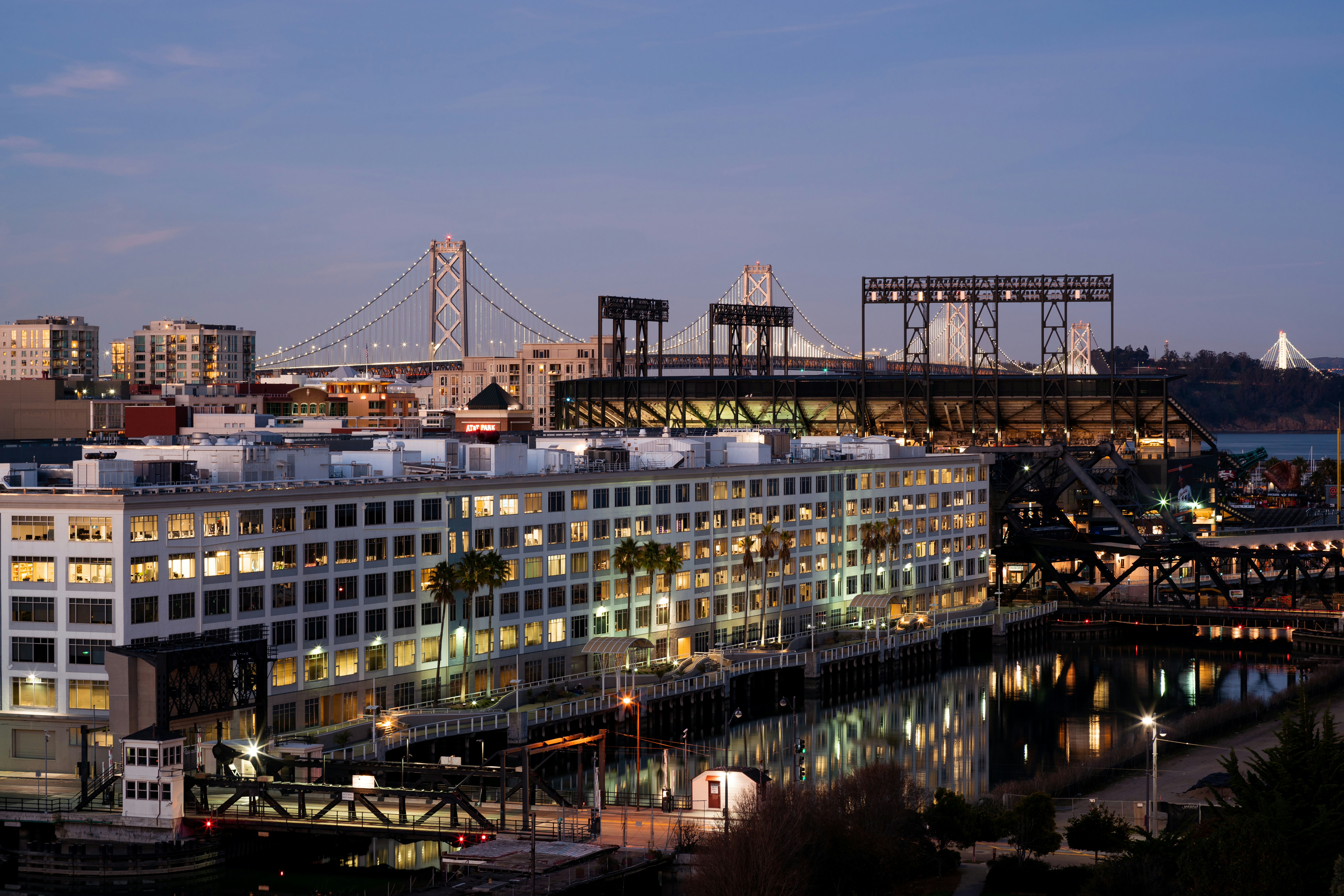 Bâtiment en béton gris