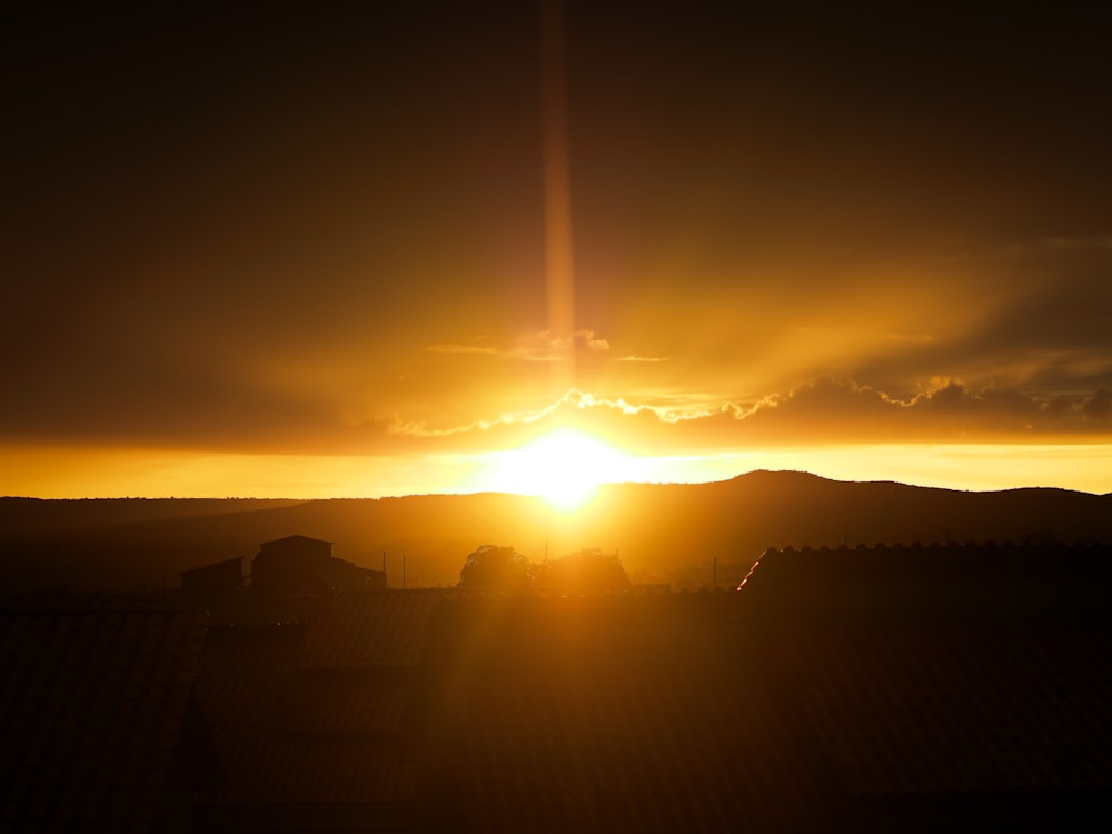 Silueta de edificios durante la puesta del sol