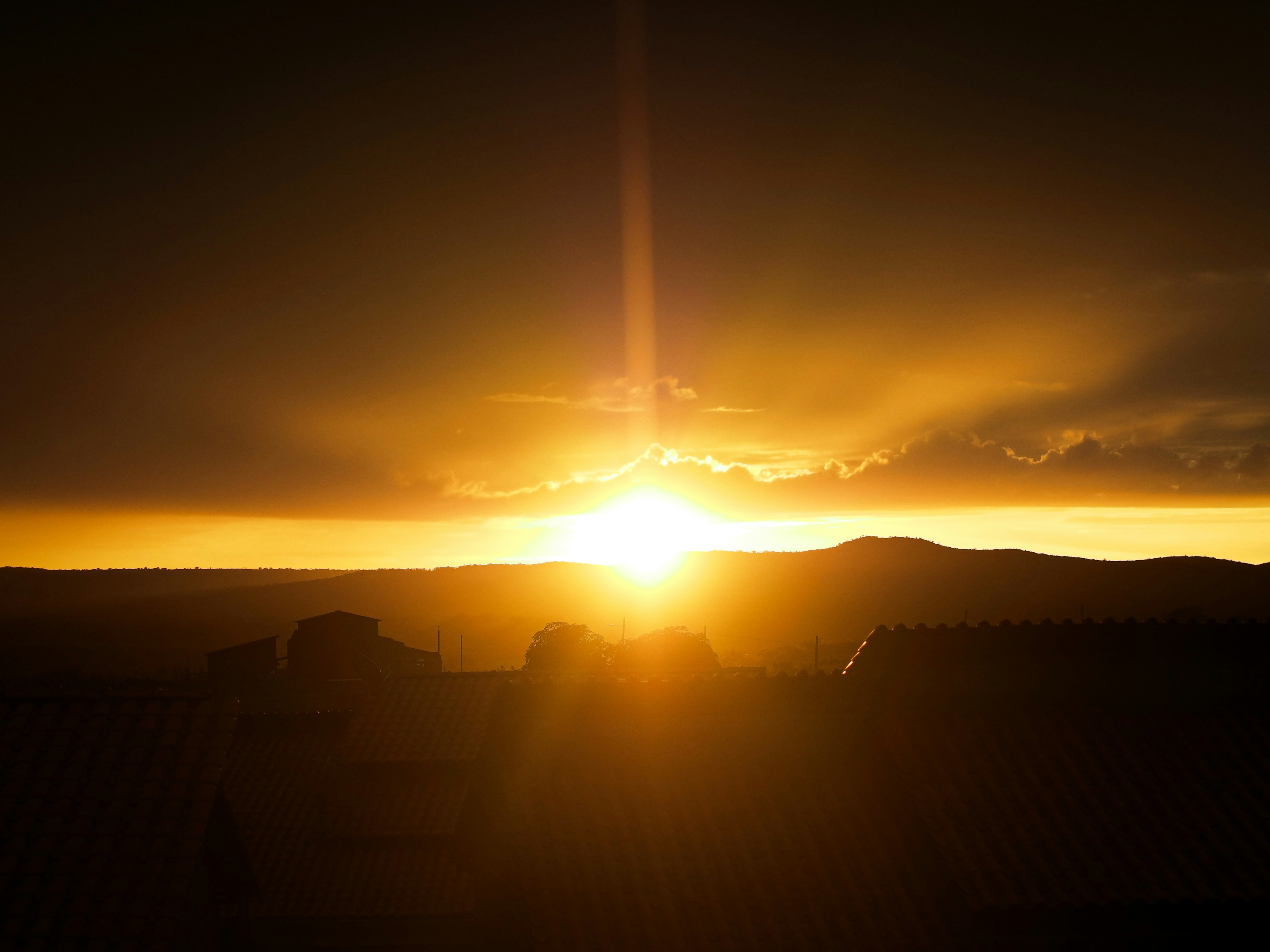English (US) - Sunset behind the mountains. Português (BR) - Por do Sol atrás da montanha.
