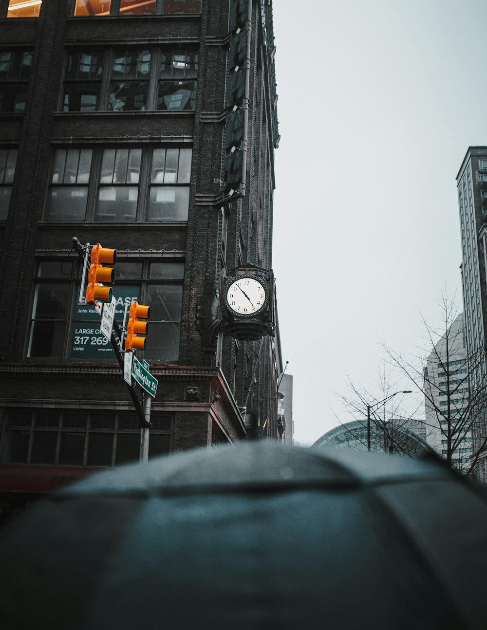 building clock near traffid light