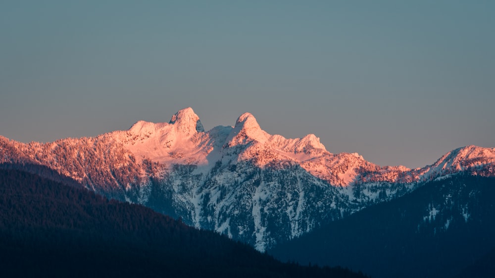 vista do cume da montanha coberta com neve durante o dia