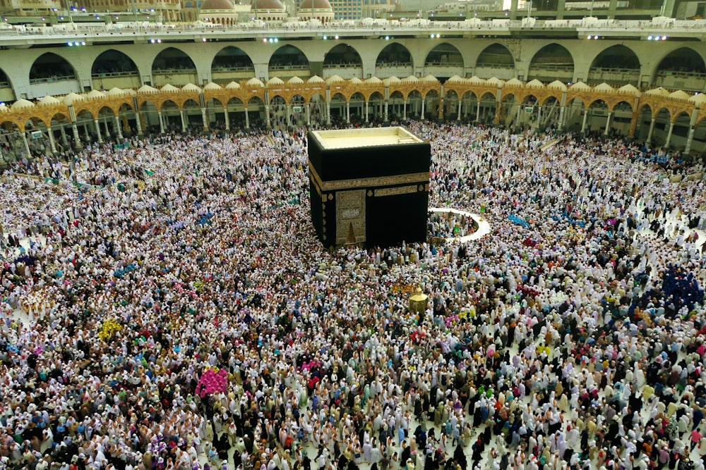 personas en la Meca de la Kaaba, Arabia Saudita durante el día