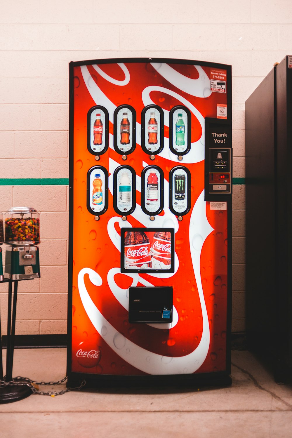 máquina de venda automática de refrigerante vermelho Coca-Cola