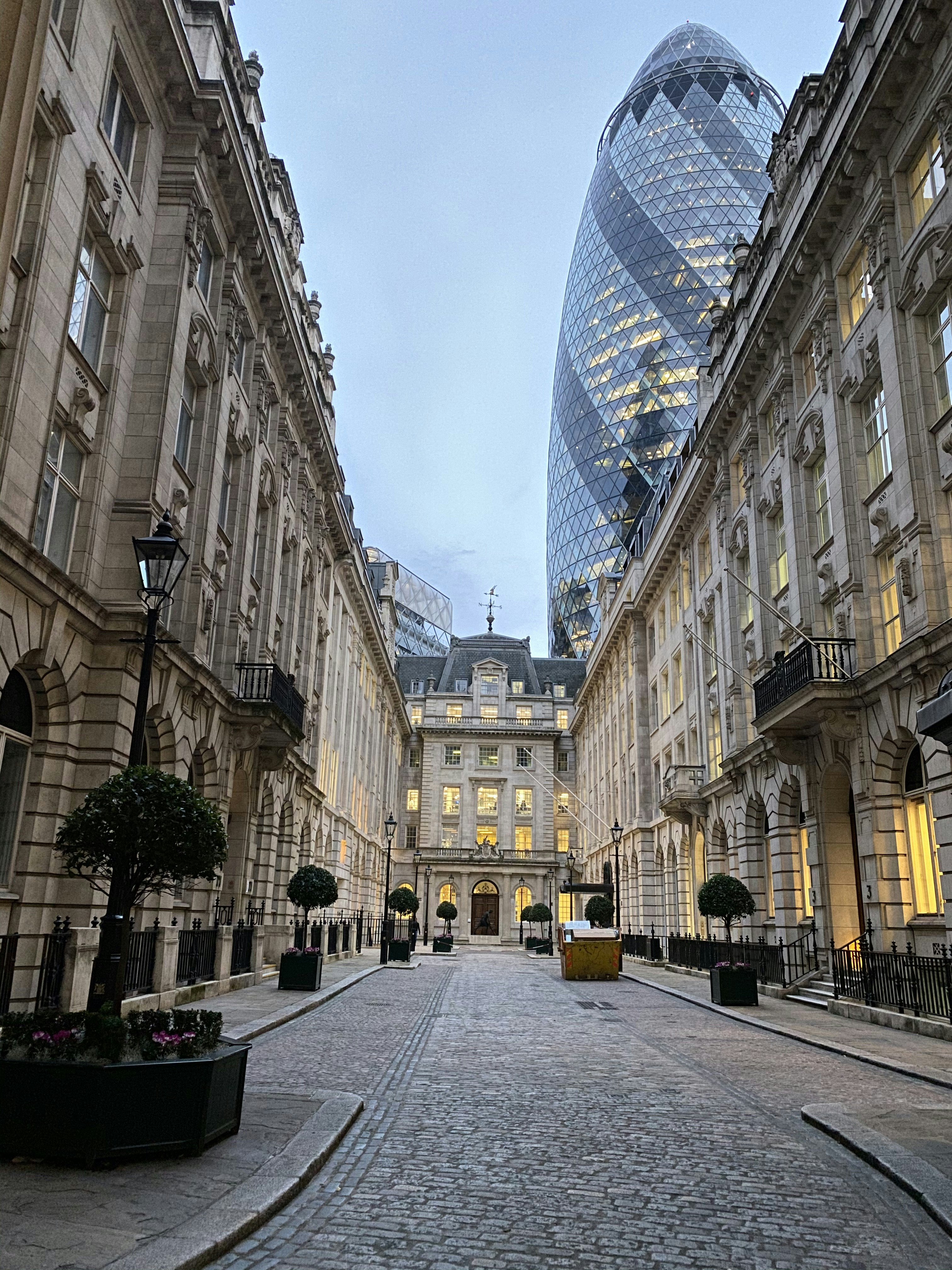 carretera vacía cerca de 30 St Mary Axe