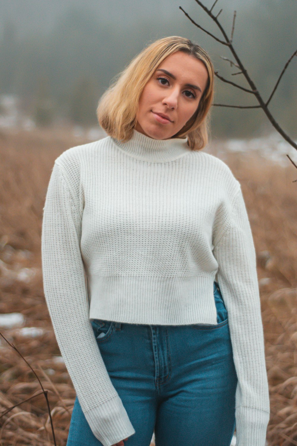 portrait photography of woman wearing white sweater and blue denim jeans  photo – Free Sweater Image on Unsplash