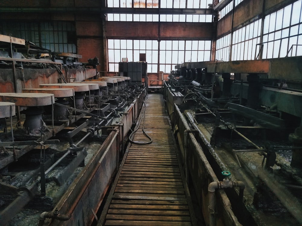 Eine alte Fabrik mit vielen Maschinen darin