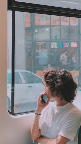 A friendly team member assisting a pizzeria owner with a phone call using AI technology.