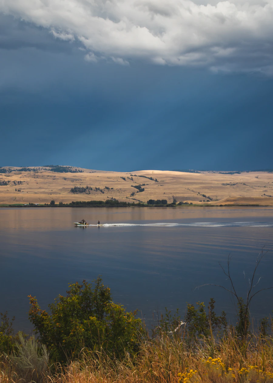 Le lac sous les nuages