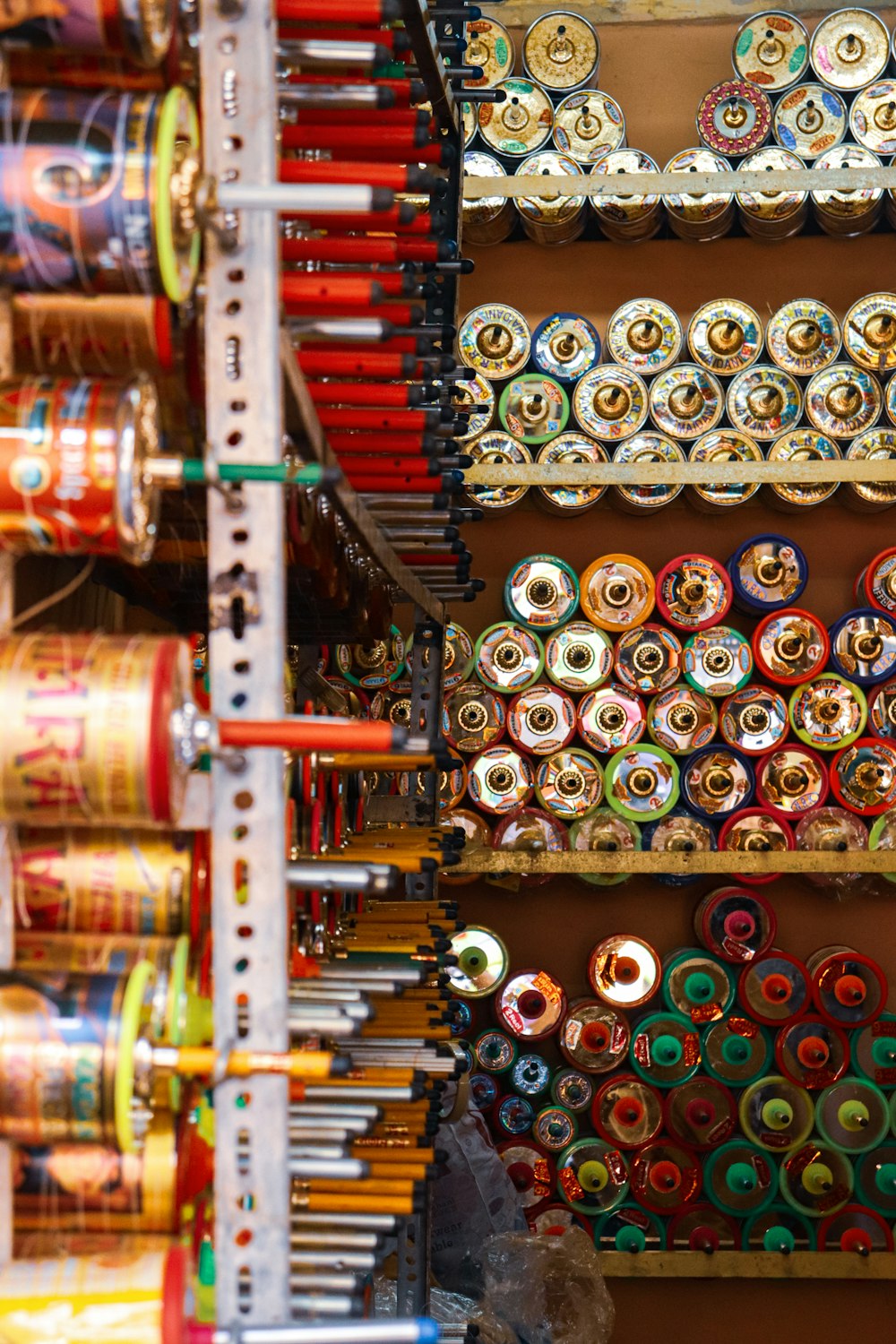 Botellas de colores variados en roca