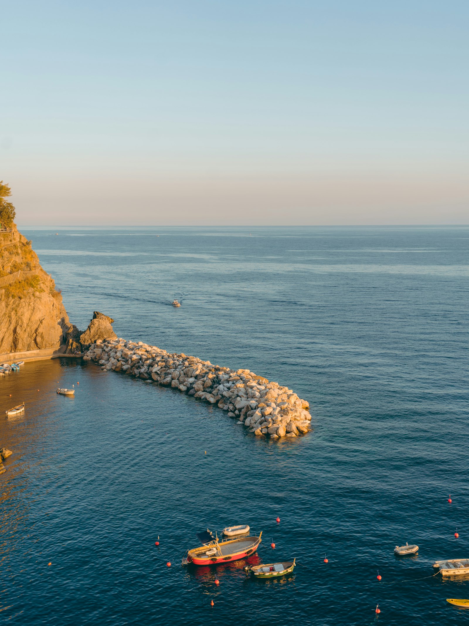 Sony a7R III + Sony Sonnar T* FE 35mm F2.8 ZA sample photo. Sea cliff during daytime photography