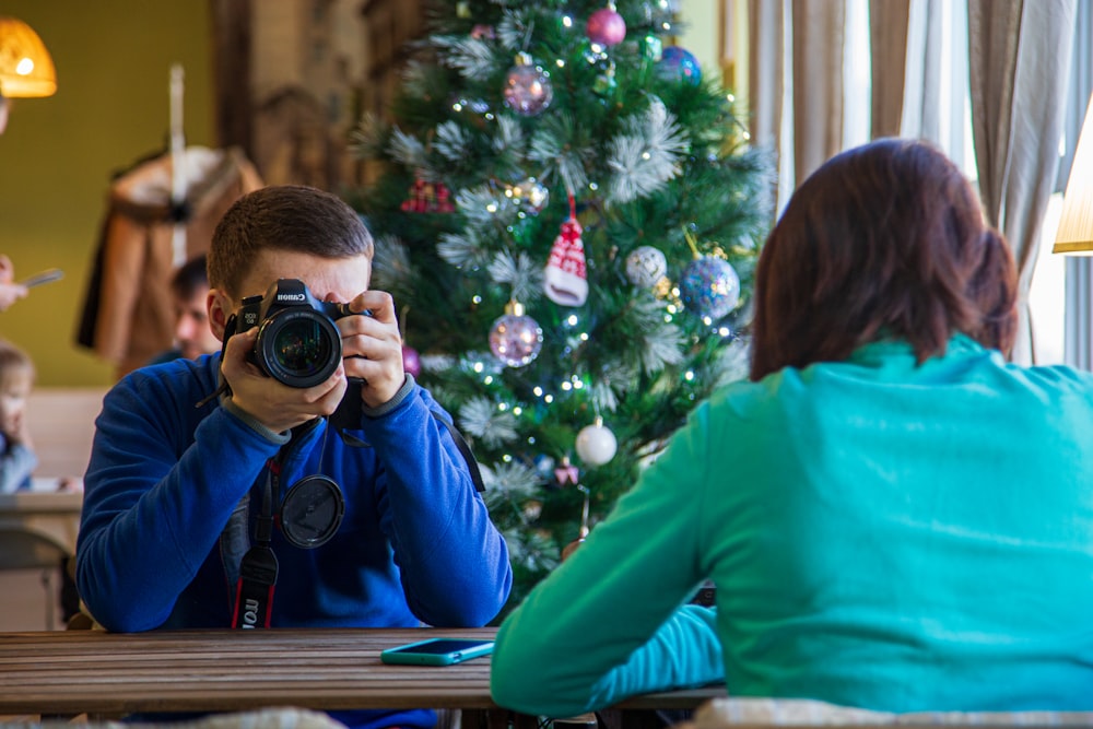 uomo che punta la sua macchina fotografica