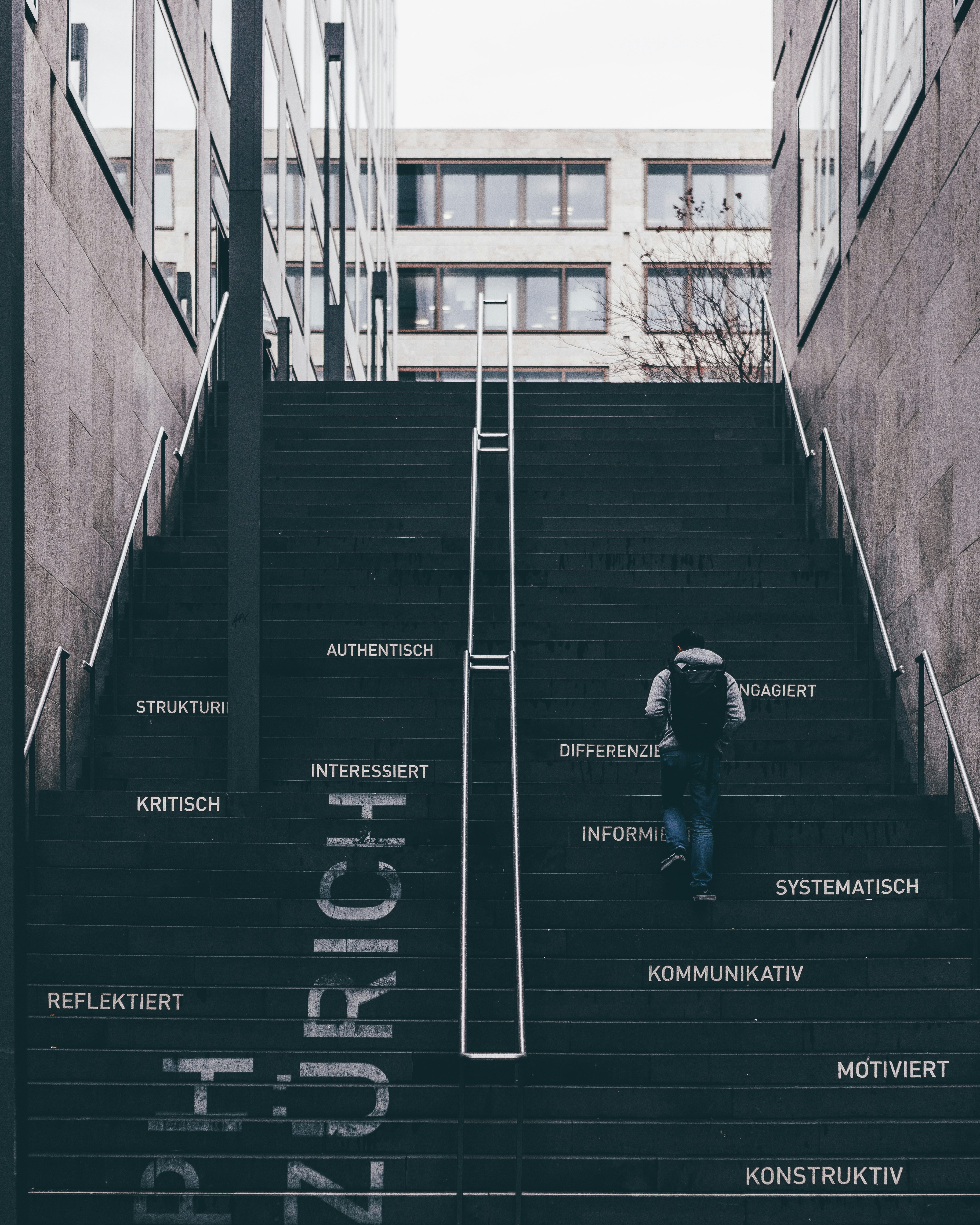 階段を上る男の写真 Unsplashで見つけるグレーの無料写真