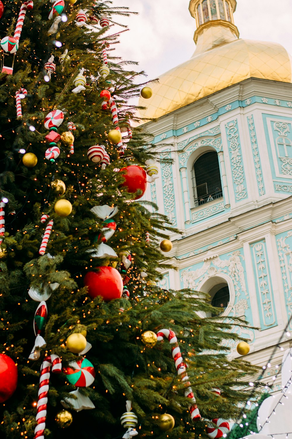 Weihnachtsbaum mit Ornamenten