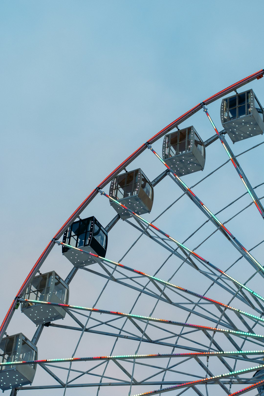 white and red metal ferris wheel