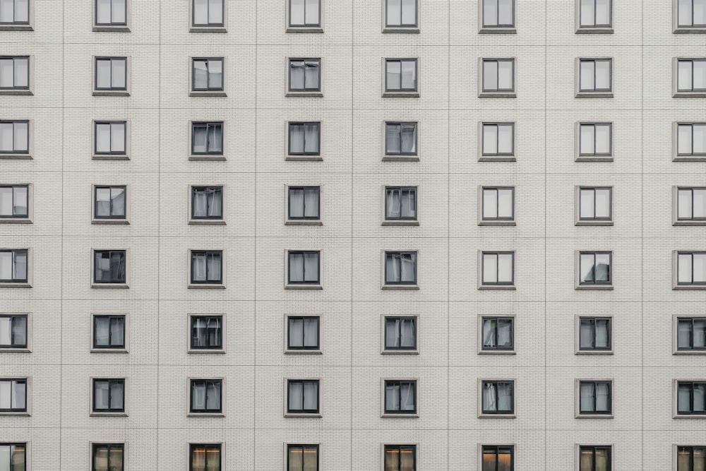 Edificio de gran altura gris