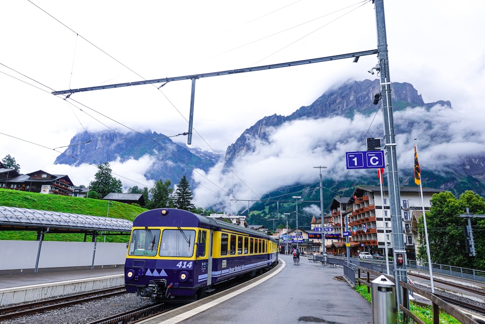 treno blu e giallo