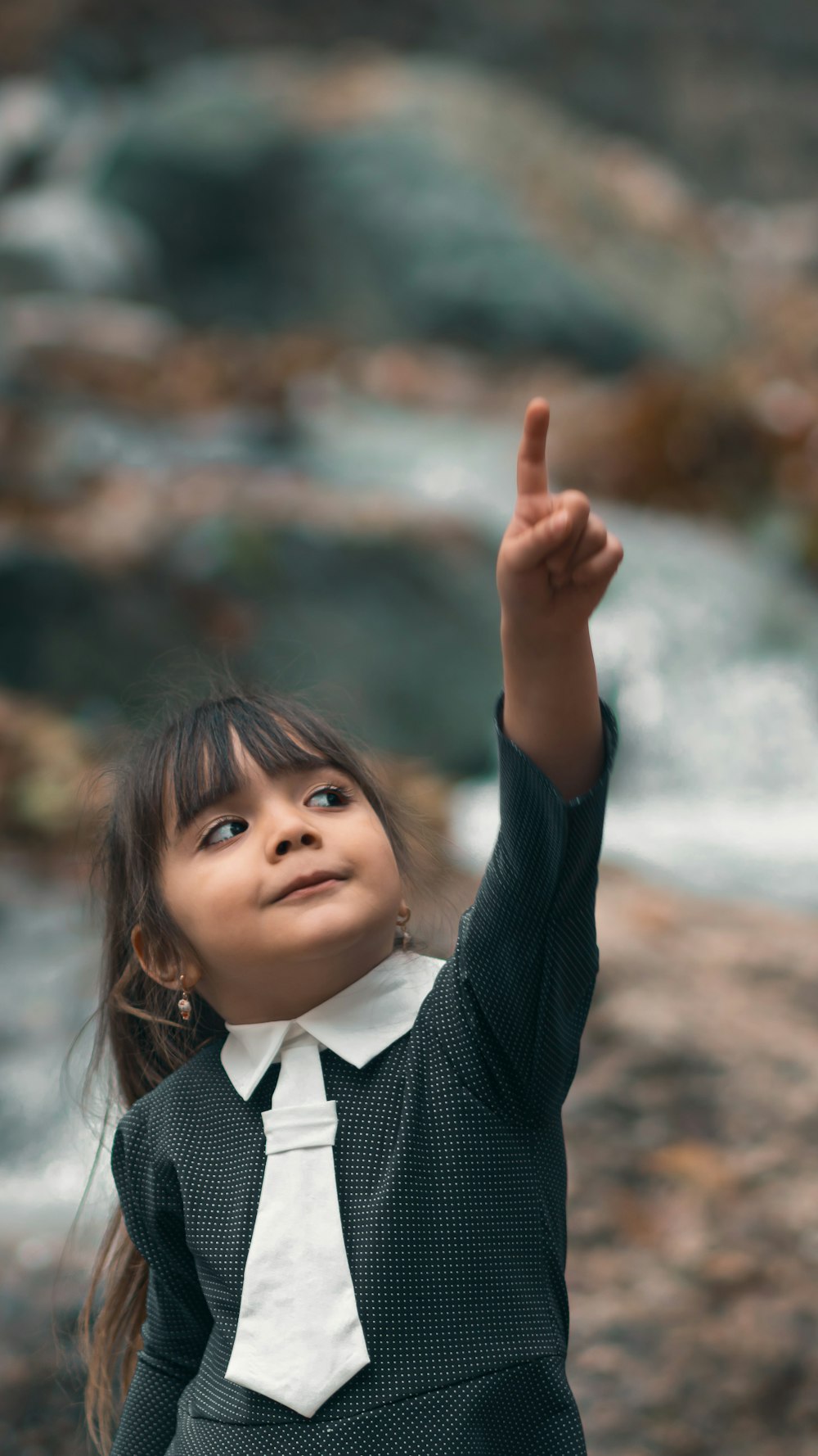 menina apontando para cima