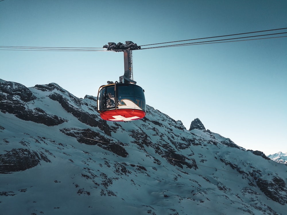 teleférico preto e vermelho