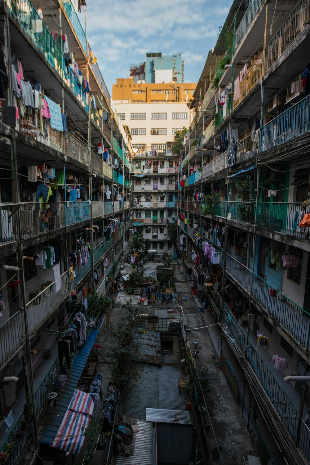 Un edificio muy grande con muchos balcones