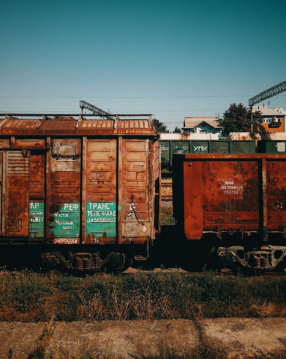 Contenedores intermodales de tren marrón bajo un cielo azul tranquilo durante el día