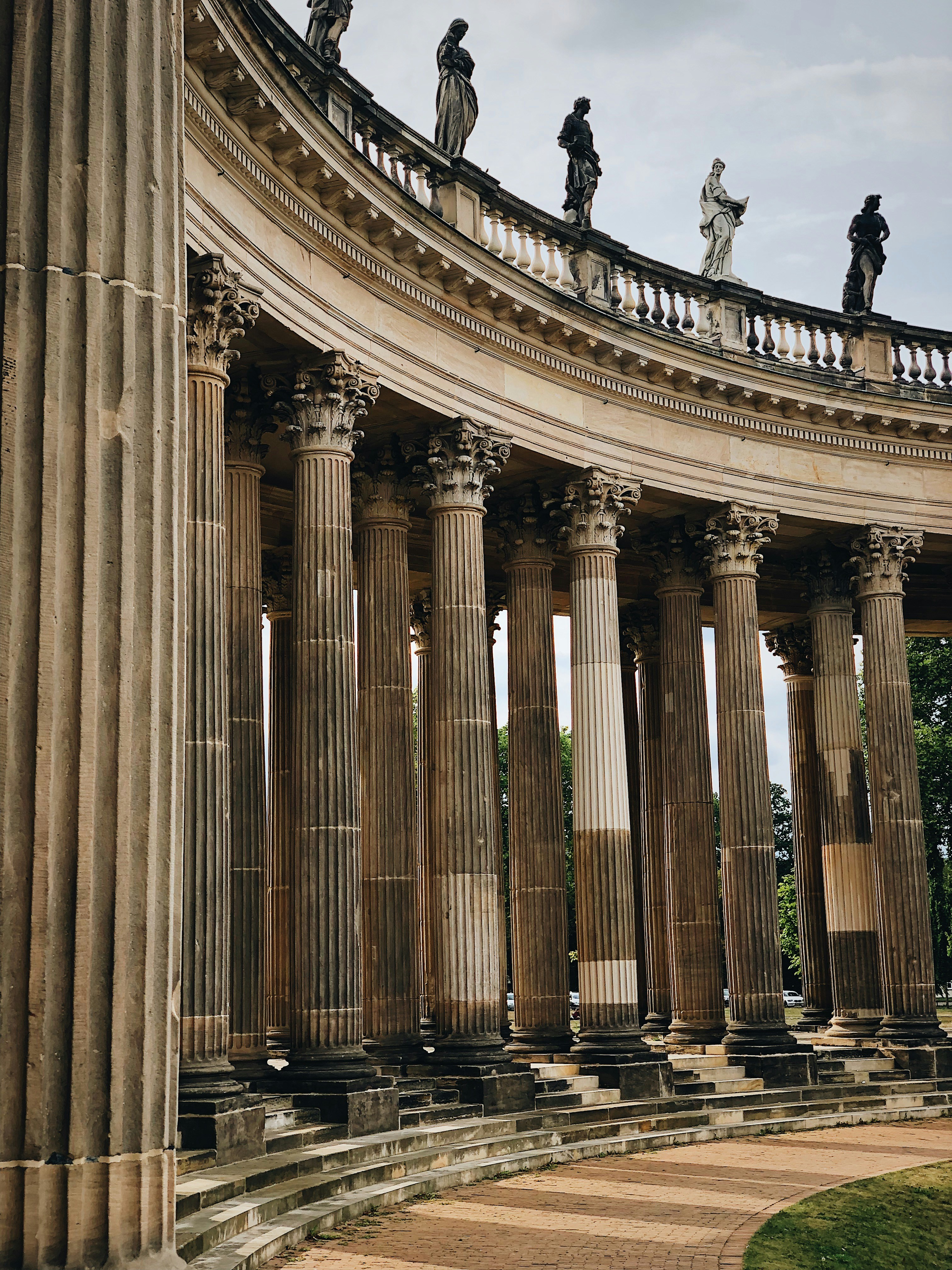 建物の茶色のギリシャ コリント式の柱の写真 Unsplashの無料ポトスダム写真