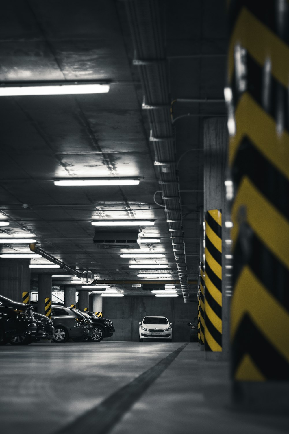 Vehículo blanco en estacionamiento