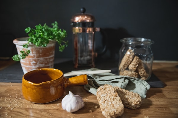 Omelet met verse kruiden en glutenvrije crackers — receptfoto